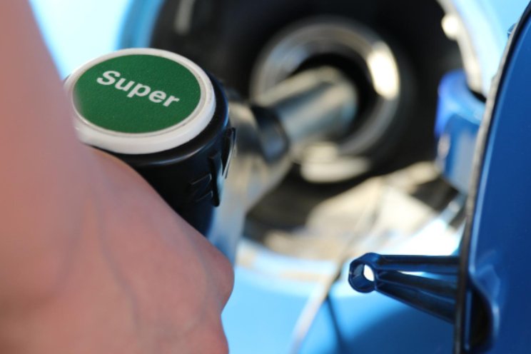 Olieprijs op laag niveau, benzineprijs daalt niet Olieprijs op laag niveau, benzineprijs daalt niet