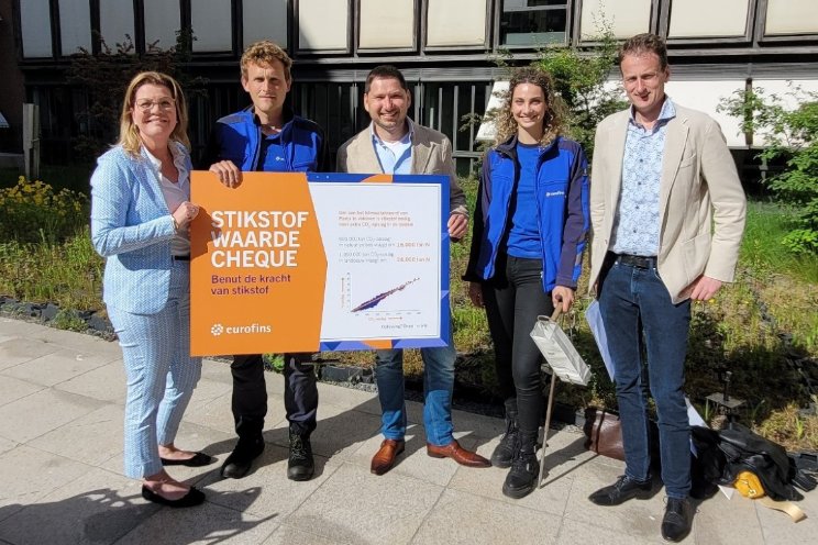 Minister onderzoekt de bodem met Eurofins Minister onderzoekt de bodem met Eurofins