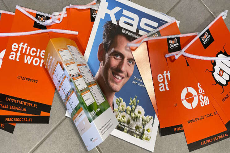 KAS Magazine op de mat met veel oranje extra's